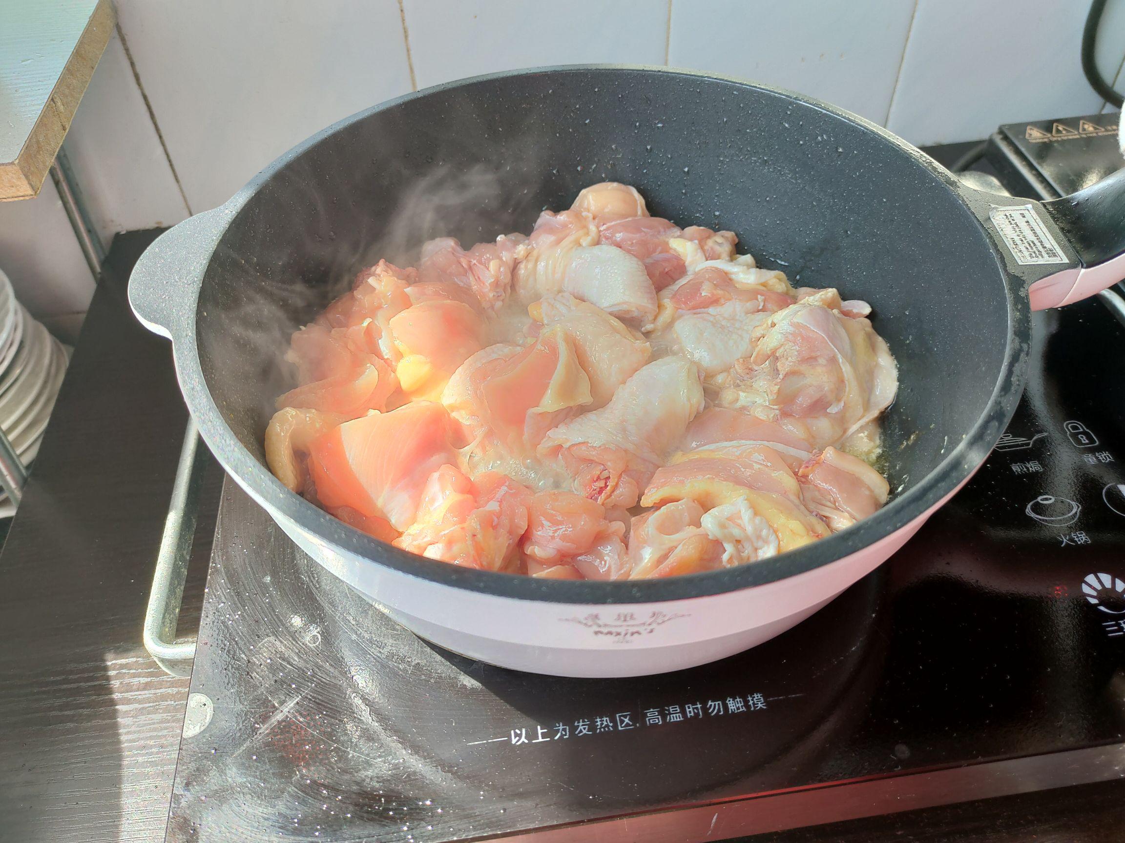 醬香土豆雞塊的家常做法，土豆的軟糯配上雞肉的湯汁，營養(yǎng)又好吃的做法-家常味燉菜譜