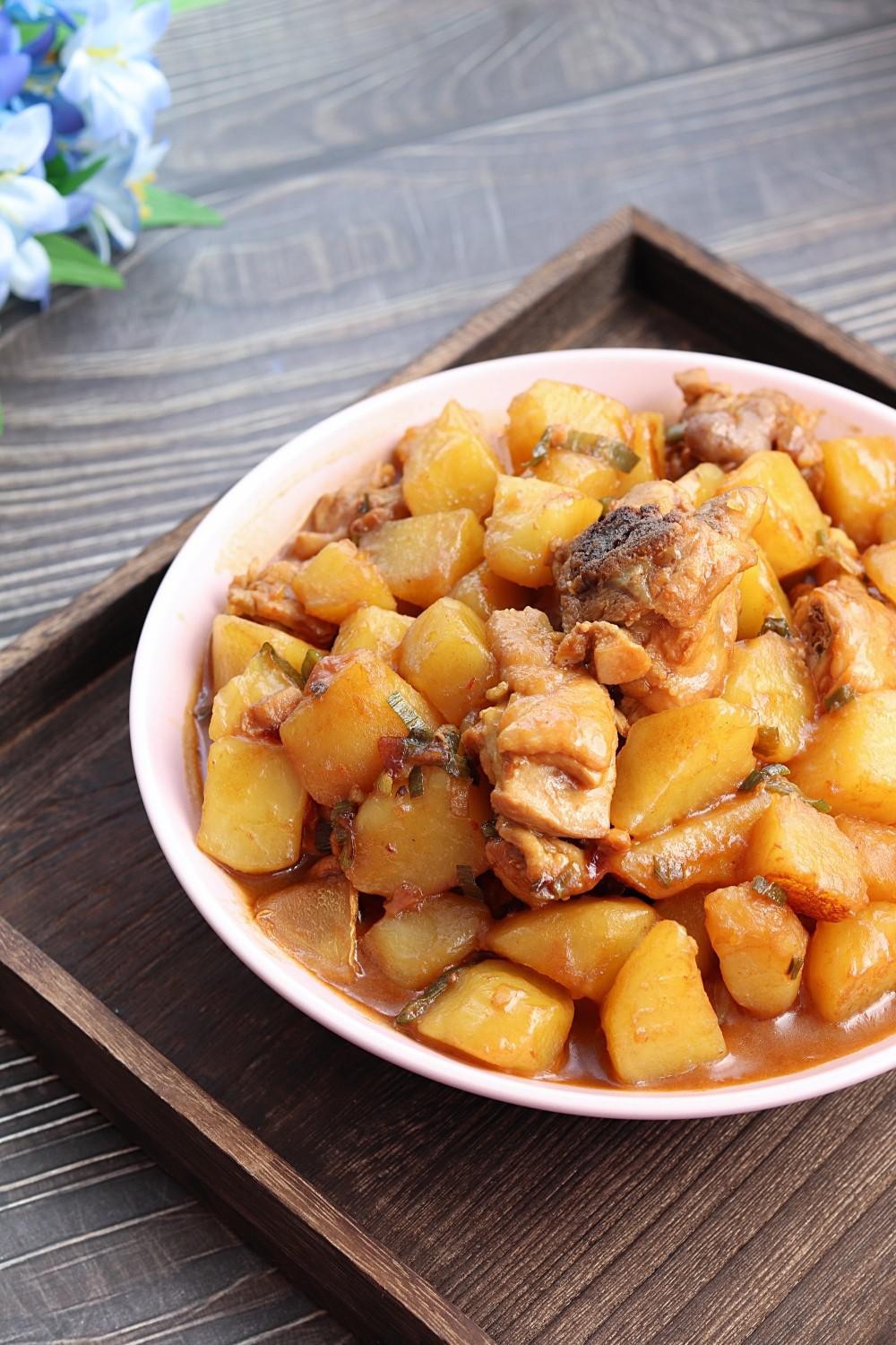 醬香土豆雞塊的家常做法，土豆的軟糯配上雞肉的湯汁，營養(yǎng)又好吃的做法-家常味燉菜譜