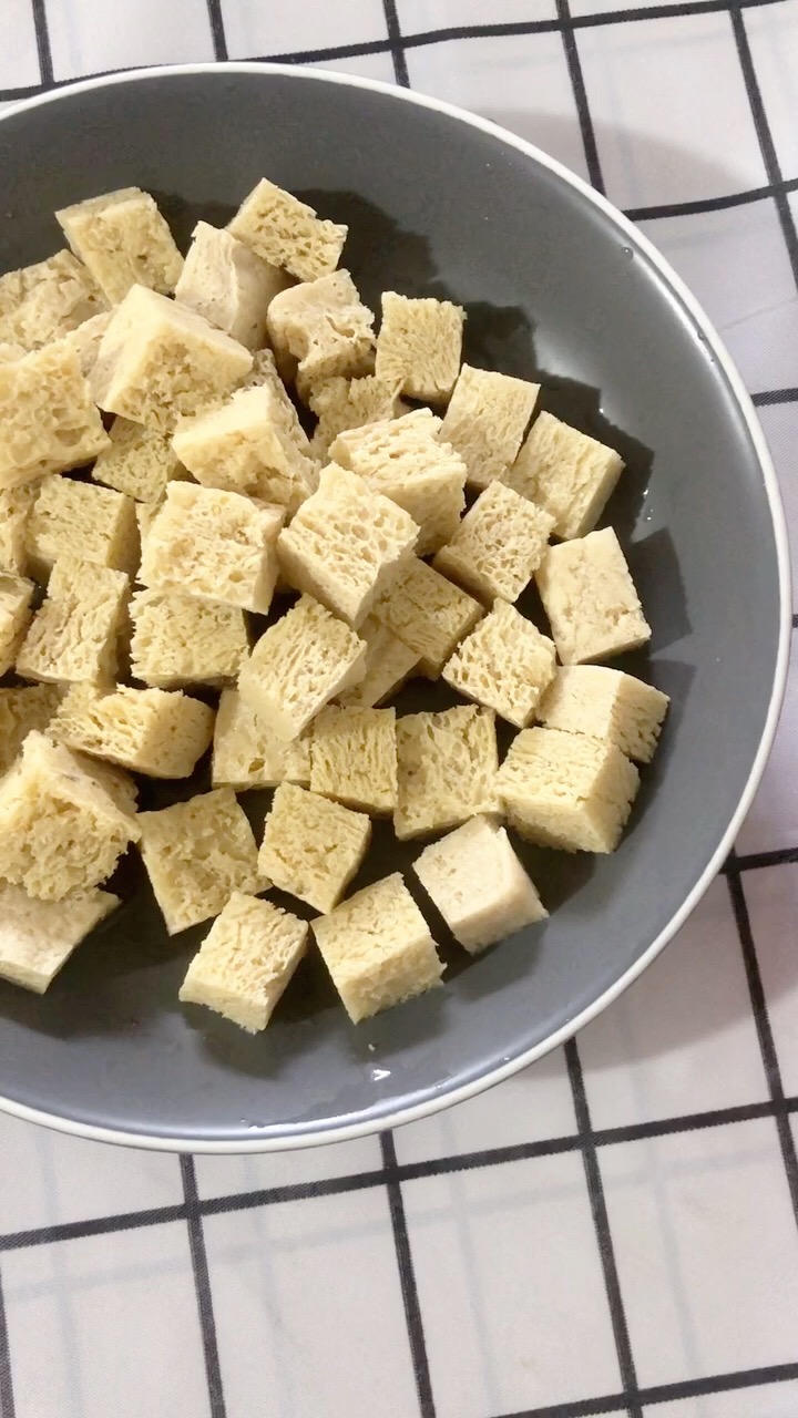 咖喱凍豆腐的做法-咖喱味炒菜譜-易網<a href=http://www.xllyou.com/ target=_blank class=infotextkey>健康養生</a>網 咖喱凍豆腐的做法-咖喱味炒菜譜