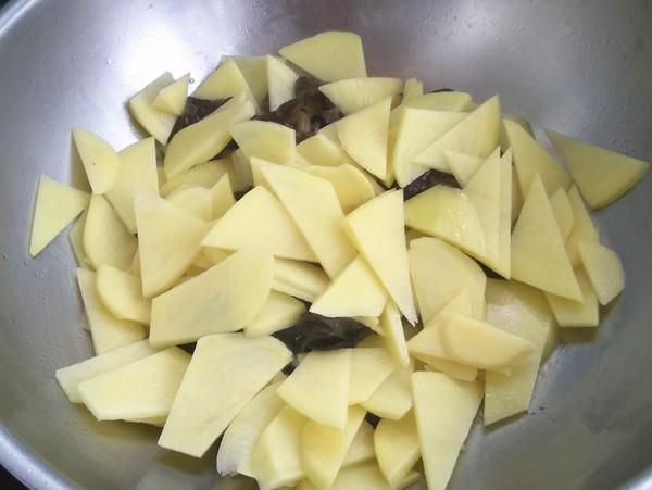 木耳燒土豆的做法-家常味燒菜譜-易網健康養生網 木耳燒土豆的做法-家常味燒菜譜