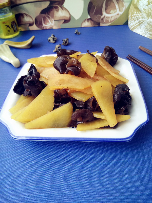 木耳燒土豆的做法-家常味燒菜譜-易網健康養生網 木耳燒土豆的做法-家常味燒菜譜