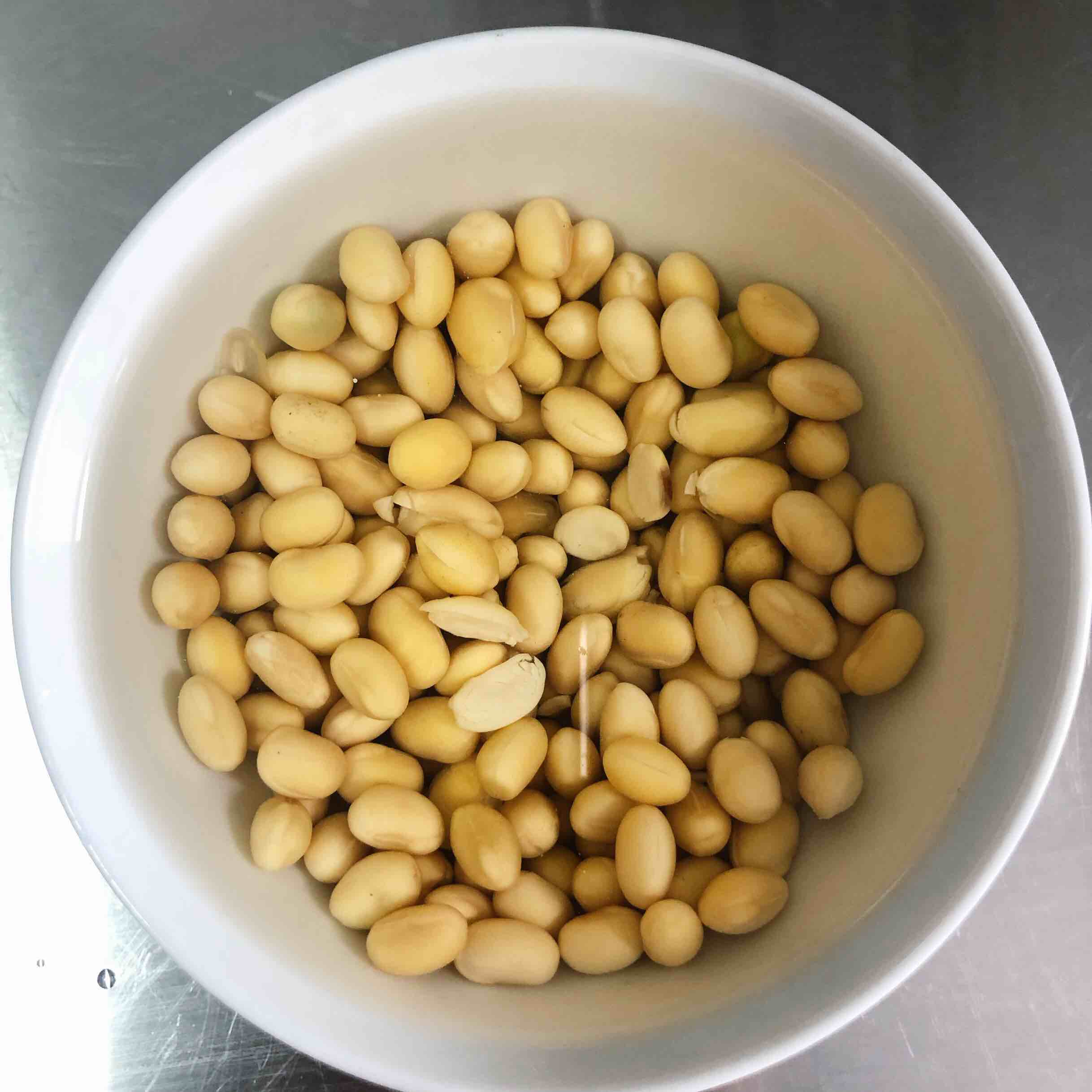 黃豆豬蹄湯的做法-家常味燉菜譜-易網<a href=http://www.xllyou.com/ target=_blank class=infotextkey>健康養生</a>網 黃豆豬蹄湯的做法-家常味燉菜譜