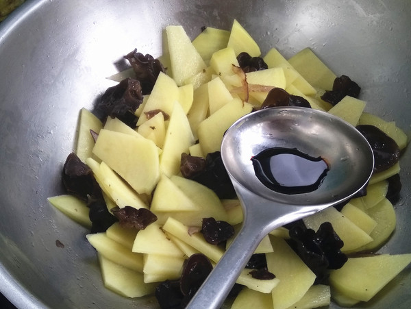 木耳燒土豆的做法-家常味燒菜譜-易網健康養生網 木耳燒土豆的做法-家常味燒菜譜