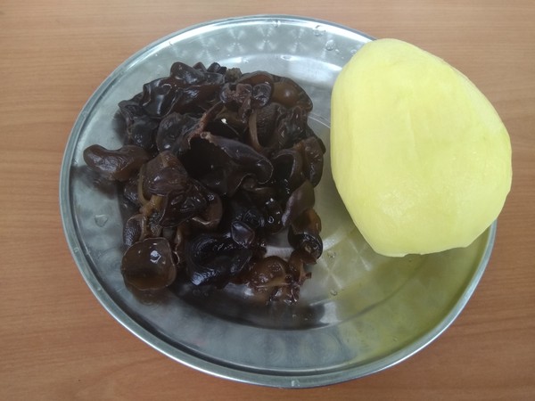 木耳燒土豆的做法-家常味燒菜譜-易網<a href=http://www.xllyou.com/ target=_blank class=infotextkey>健康養生</a>網 木耳燒土豆的做法-家常味燒菜譜