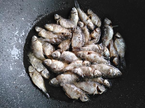 糖醋小鯽魚的做法-酸甜味炒菜譜-易網(wǎng)健康養(yǎng)生網(wǎng) 糖醋小鯽魚的做法-酸甜味炒菜譜