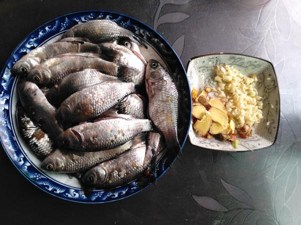 糖醋小鯽魚的做法-酸甜味炒菜譜-易網(wǎng)<a href=http://www.xllyou.com/ target=_blank class=infotextkey>健康養(yǎng)生</a>網(wǎng) 糖醋小鯽魚的做法-酸甜味炒菜譜