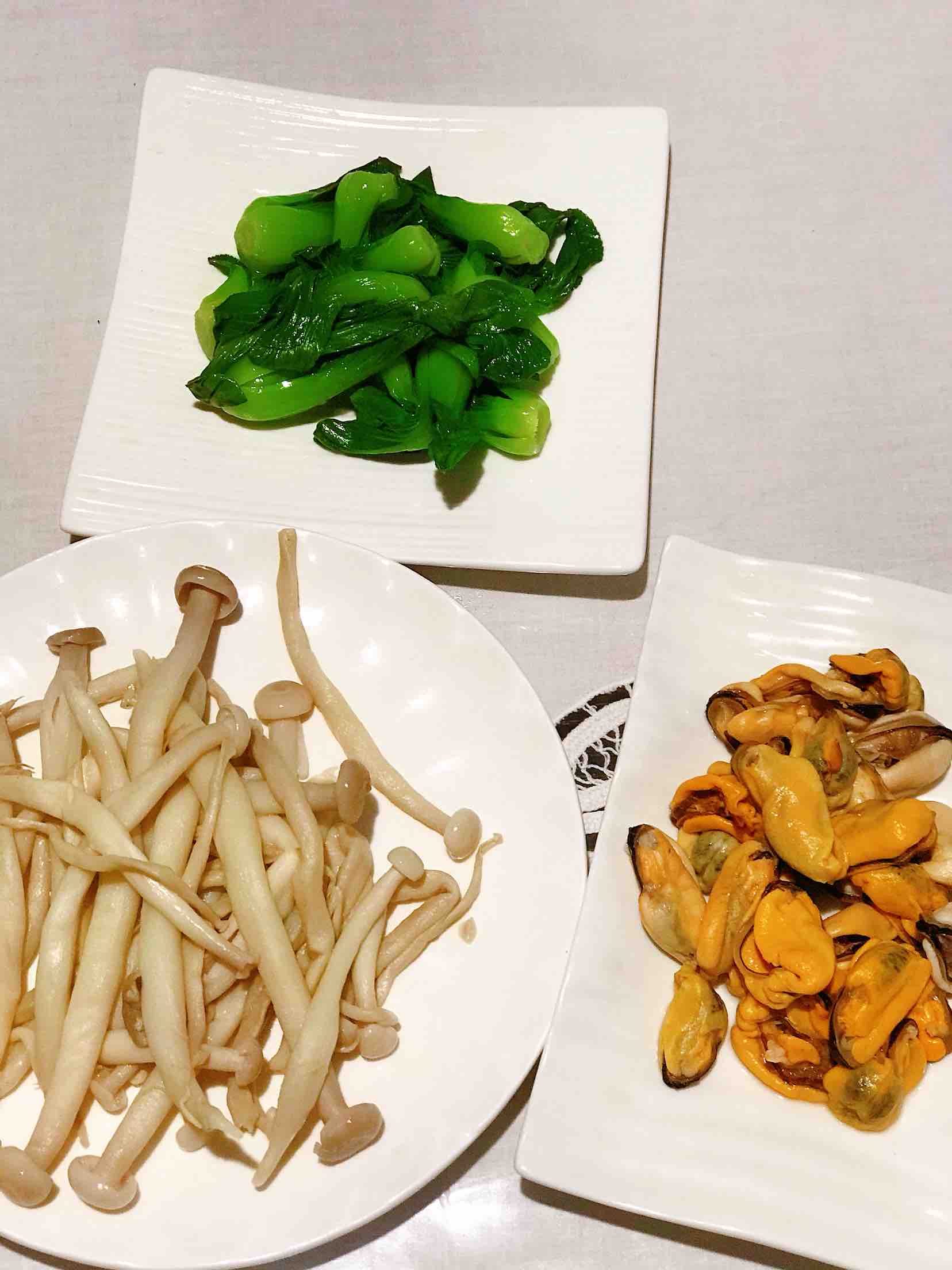 鮮美可口營養豐富的海鮮菇油菜拌海虹的做法-咸鮮味拌菜譜