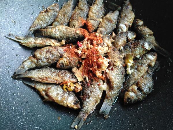 香辣小鯽魚的做法-香辣味炒菜譜-易網健康養生網 香辣小鯽魚的做法-香辣味炒菜譜