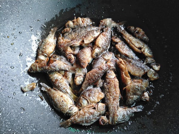 香辣小鯽魚的做法-香辣味炒菜譜-易網健康養生網 香辣小鯽魚的做法-香辣味炒菜譜