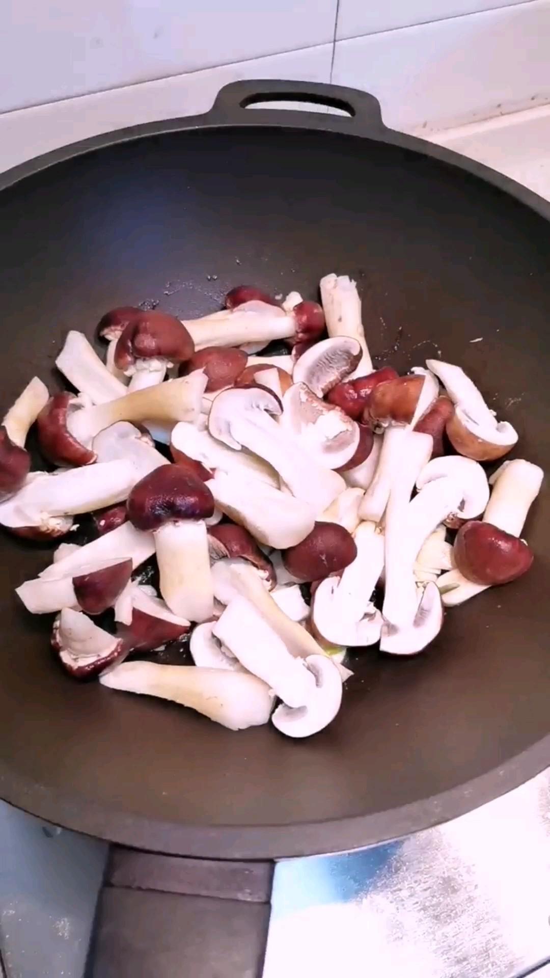 干煸松茸的做法-家常味煎菜譜-易網健康養生網 干煸松茸的做法-家常味煎菜譜