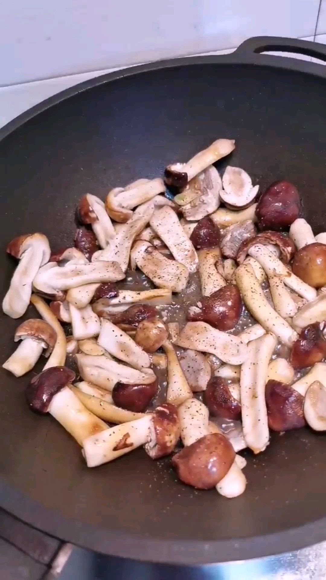 干煸松茸的做法-家常味煎菜譜-易網健康養生網 干煸松茸的做法-家常味煎菜譜