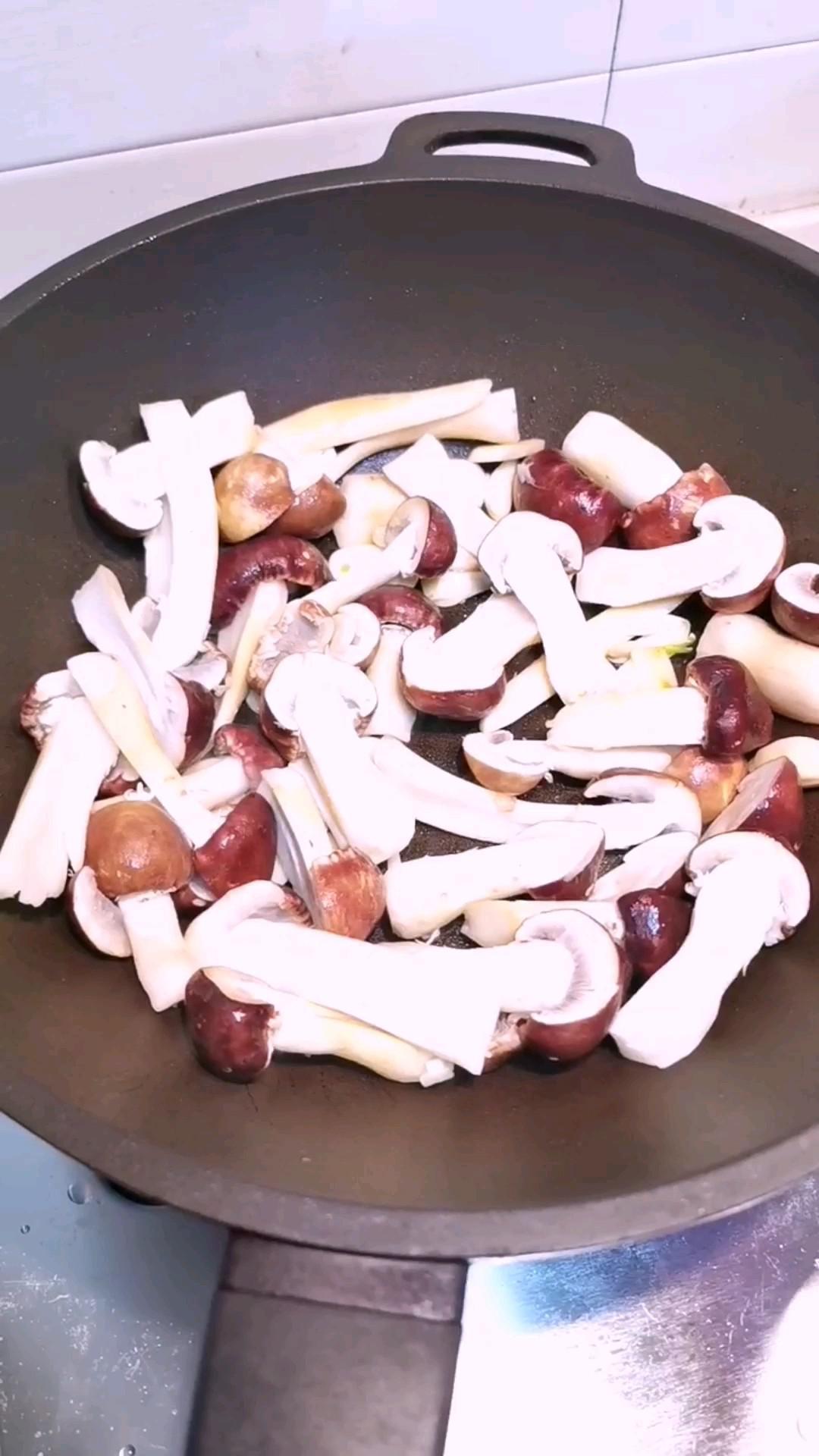 干煸松茸的做法-家常味煎菜譜-易網健康養生網 干煸松茸的做法-家常味煎菜譜