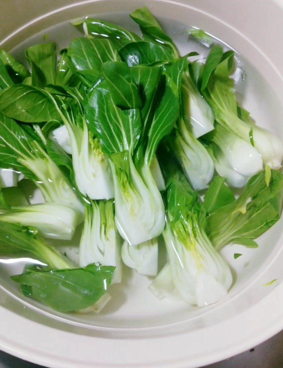 雞湯燜上海青的做法-家常味燜菜譜-易網(wǎng)<a href=http://www.xllyou.com/ target=_blank class=infotextkey>健康養(yǎng)生</a>網(wǎng) 雞湯燜上海青的做法-家常味燜菜譜