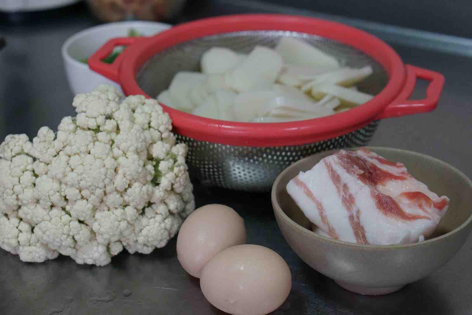 油渣花菜炒年糕的做法-家常味炒菜譜-易網<a href=http://www.xllyou.com/ target=_blank class=infotextkey>健康養生</a>網 油渣花菜炒年糕的做法-家常味炒菜譜