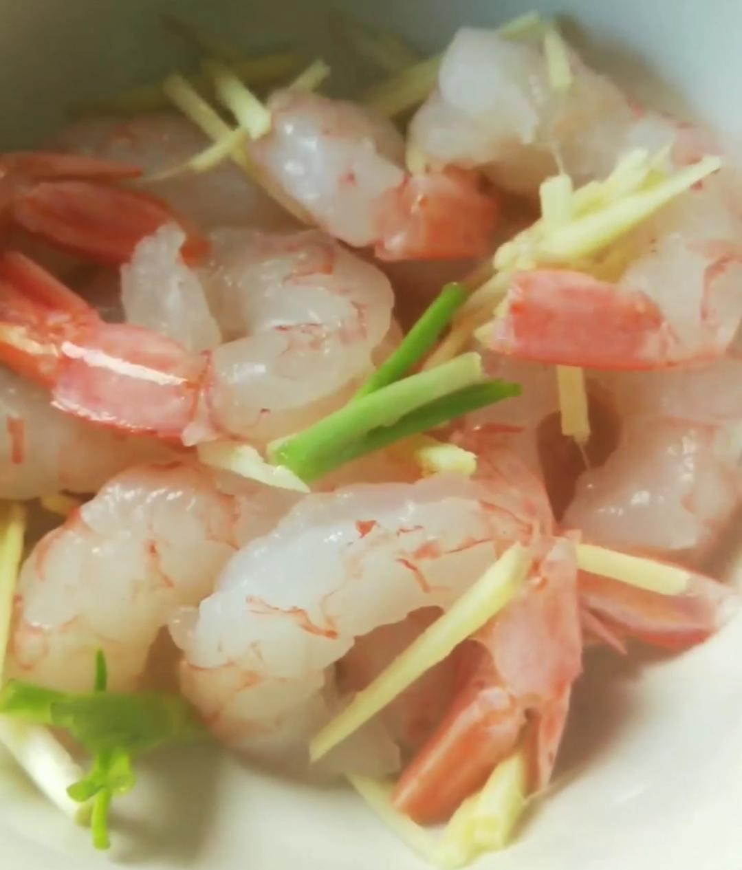 蒜香椒鹽蝦的做法-蒜香味炒菜譜-易網<a href=http://www.xllyou.com/ target=_blank class=infotextkey>健康養生</a>網 蒜香椒鹽蝦的做法-蒜香味炒菜譜