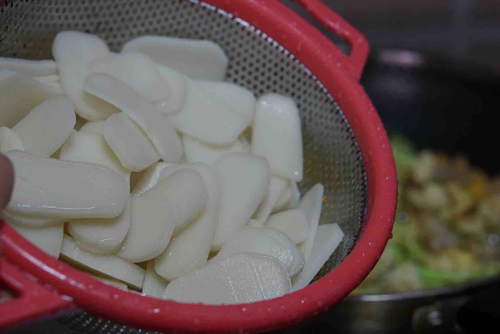 油渣花菜炒年糕的做法-家常味炒菜譜-易網健康養生網 油渣花菜炒年糕的做法-家常味炒菜譜