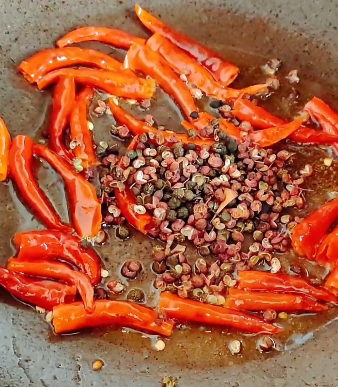 麻辣賽肥腸的做法-麻辣味炒菜譜-易網健康養生網 麻辣賽肥腸的做法-麻辣味炒菜譜