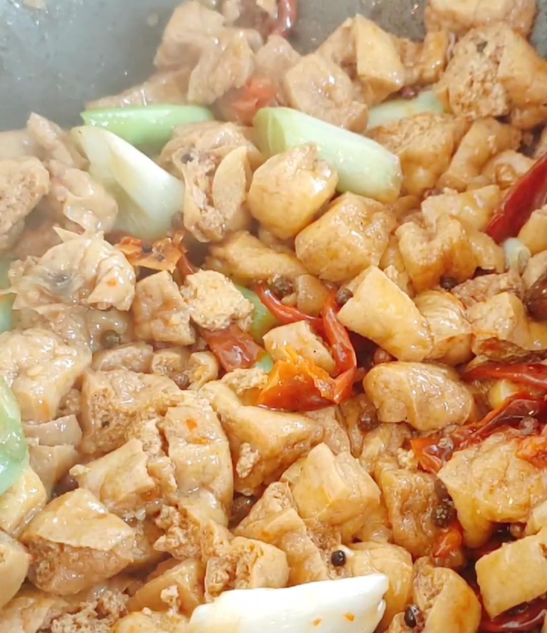 麻辣賽肥腸的做法-麻辣味炒菜譜-易網健康養生網 麻辣賽肥腸的做法-麻辣味炒菜譜