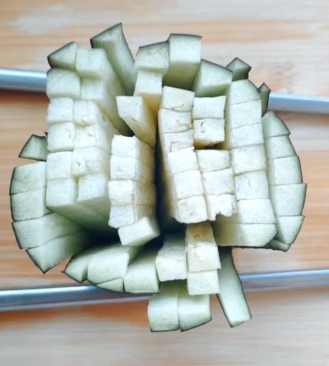 菊花茄子的做法-蒜香味蒸菜譜-易網(wǎng)健康養(yǎng)生網(wǎng) 菊花茄子的做法-蒜香味蒸菜譜