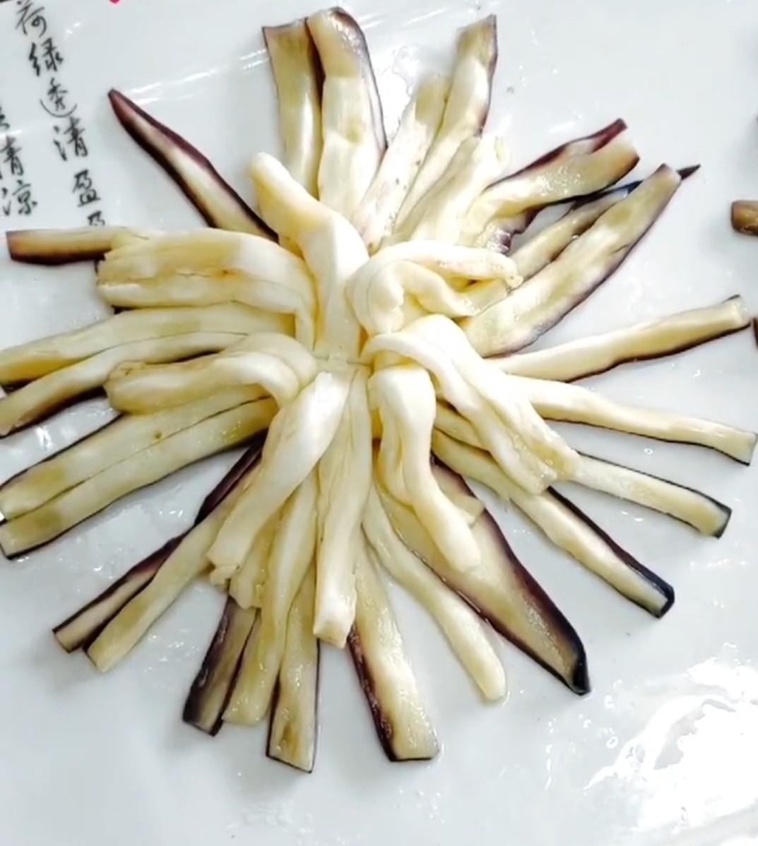 菊花茄子的做法-蒜香味蒸菜譜-易網(wǎng)健康養(yǎng)生網(wǎng) 菊花茄子的做法-蒜香味蒸菜譜