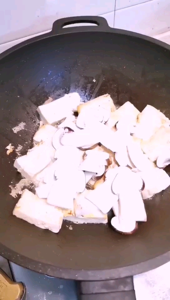 松茸春筍煲豆腐的做法-家常味煮菜譜-易網健康養生網 松茸春筍煲豆腐的做法-家常味煮菜譜