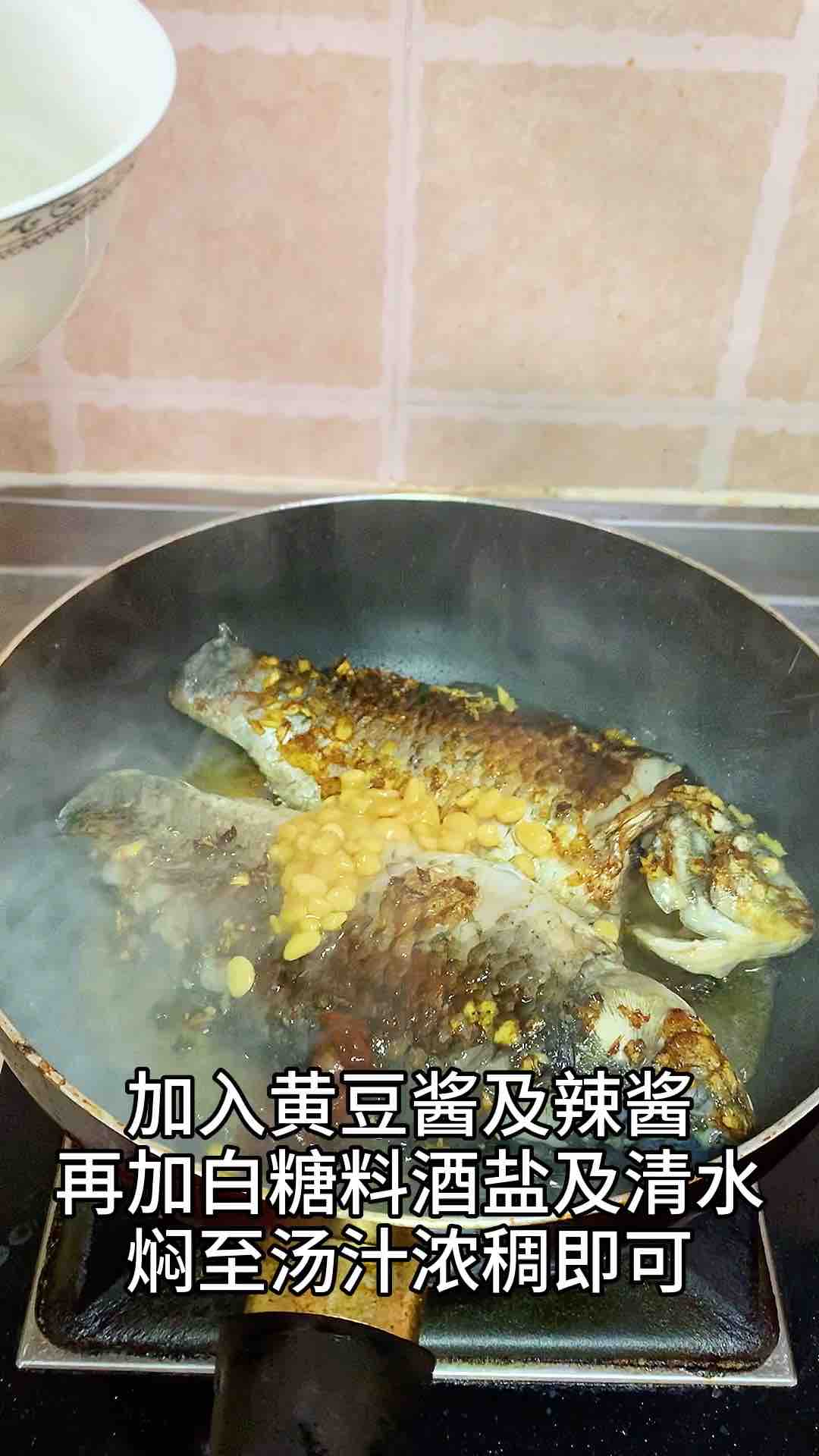雙醬燒鯽魚的做法-家常味燒菜譜-易網(wǎng)健康養(yǎng)生網(wǎng) 雙醬燒鯽魚的做法-家常味燒菜譜