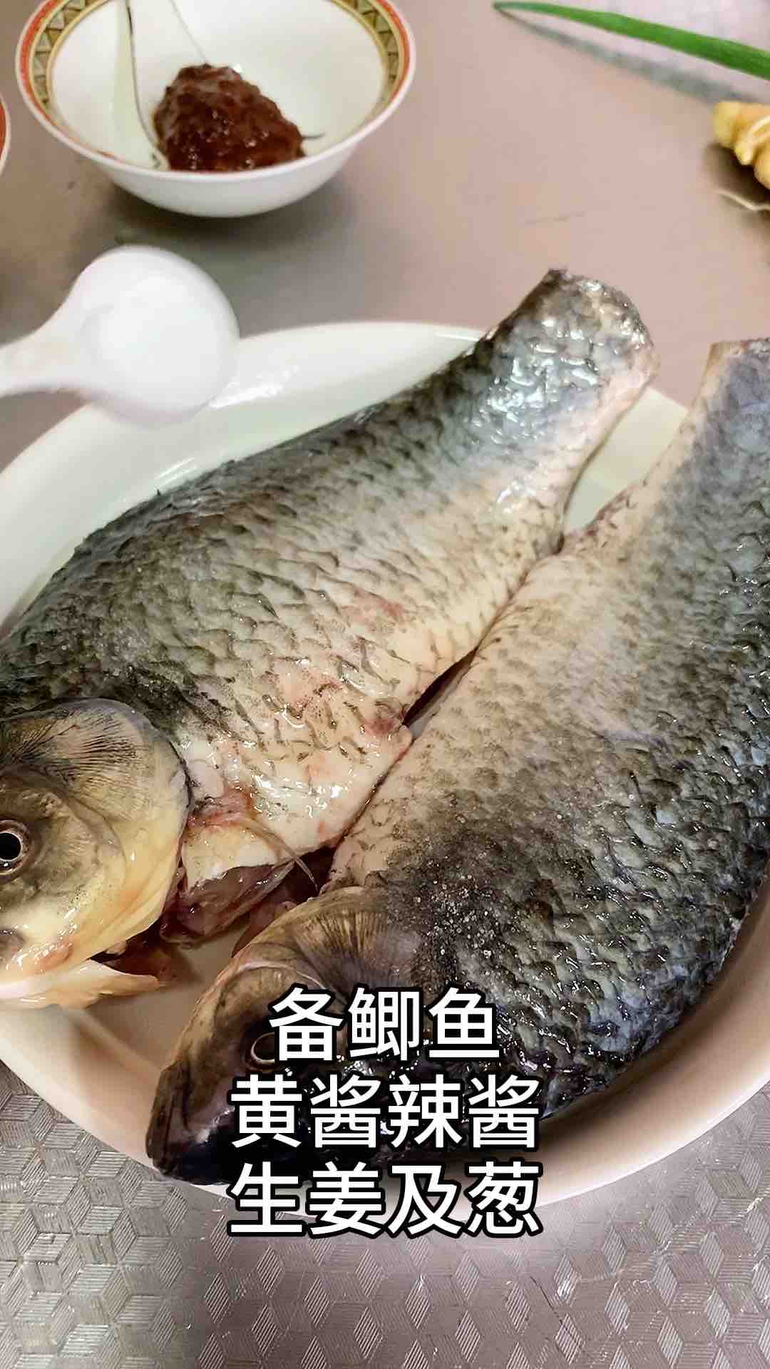 雙醬燒鯽魚的做法-家常味燒菜譜-易網(wǎng)<a href=http://www.xllyou.com/ target=_blank class=infotextkey>健康養(yǎng)生</a>網(wǎng) 雙醬燒鯽魚的做法-家常味燒菜譜