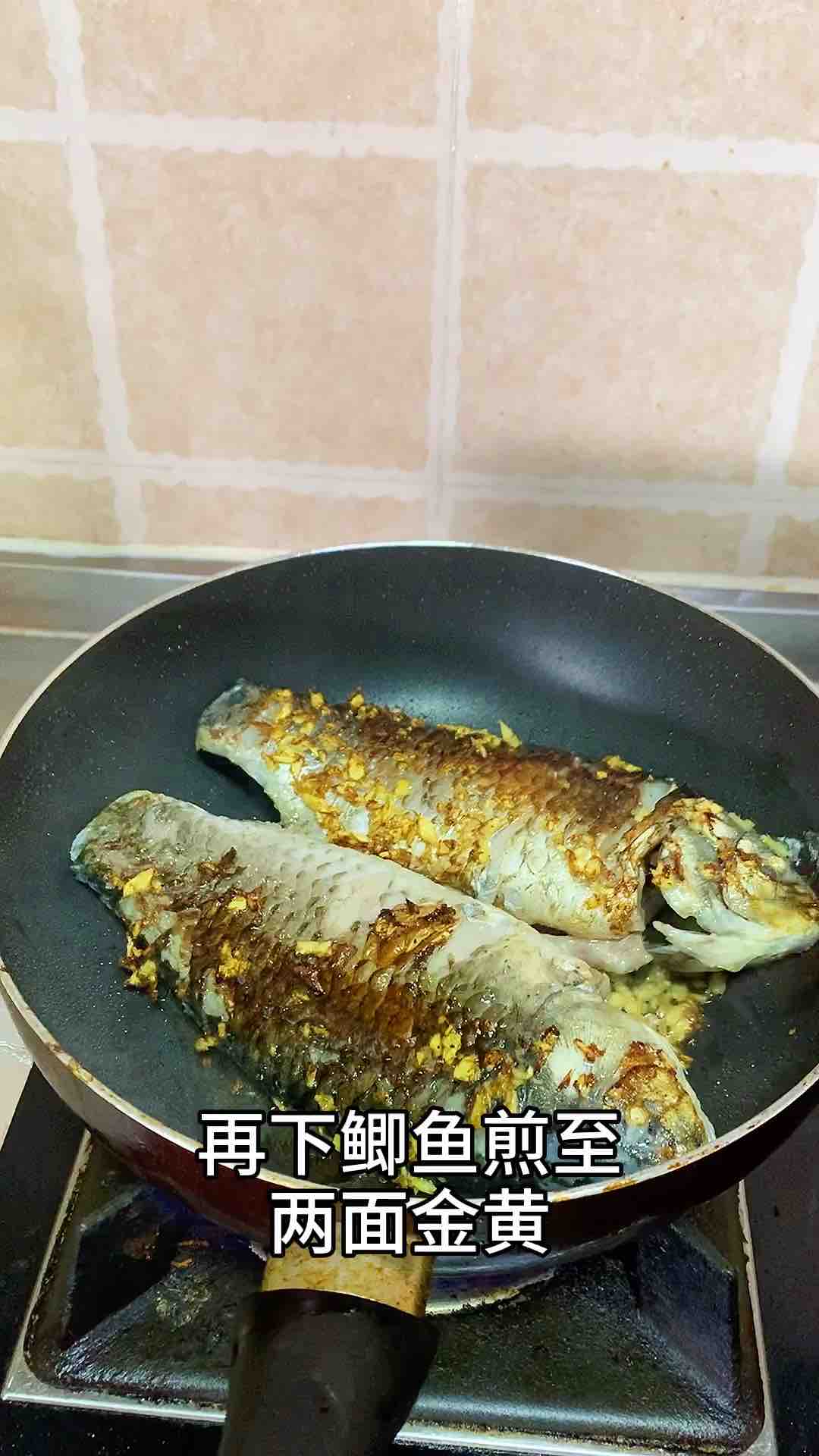 雙醬燒鯽魚的做法-家常味燒菜譜-易網(wǎng)健康養(yǎng)生網(wǎng) 雙醬燒鯽魚的做法-家常味燒菜譜