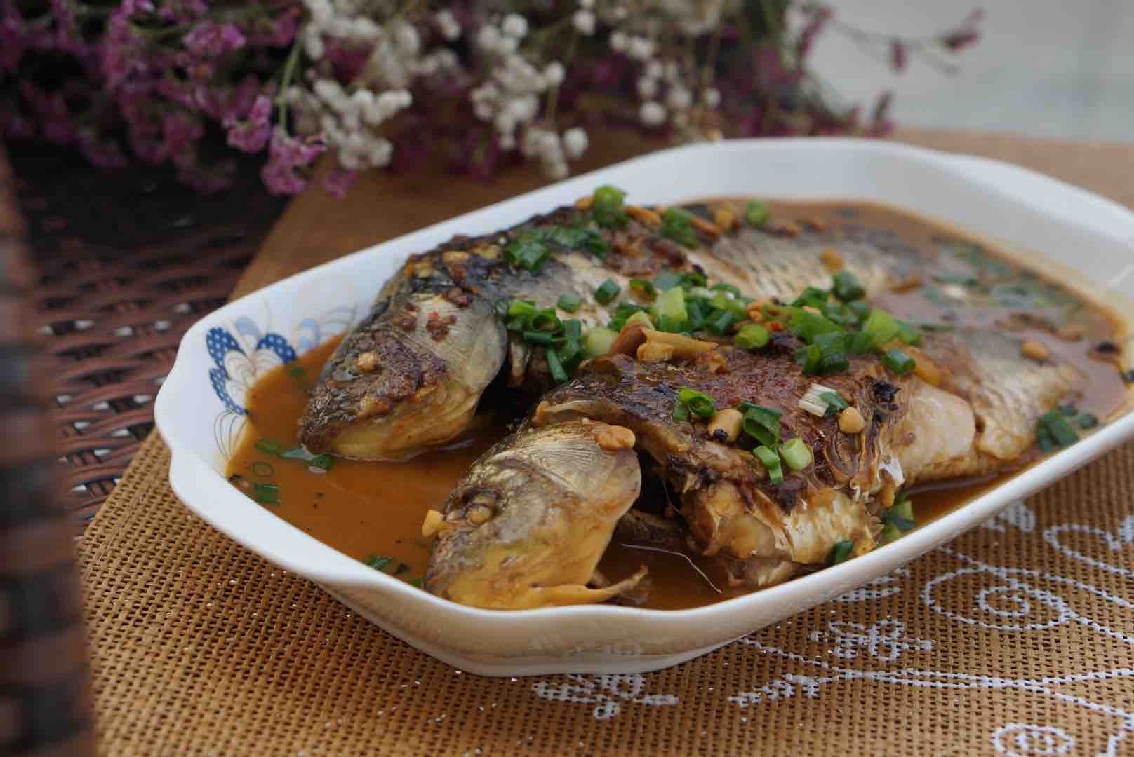 雙醬燒鯽魚的做法-家常味燒菜譜-易網(wǎng)健康養(yǎng)生網(wǎng) 雙醬燒鯽魚的做法-家常味燒菜譜