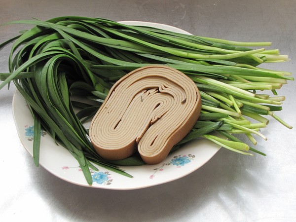 豆皮卷炒韭菜的做法-家常味炒菜譜-易網<a href=http://www.xllyou.com/ target=_blank class=infotextkey>健康養生</a>網 豆皮卷炒韭菜的做法-家常味炒菜譜