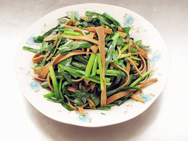 豆皮卷炒韭菜的做法-家常味炒菜譜-易網健康養生網 豆皮卷炒韭菜的做法-家常味炒菜譜