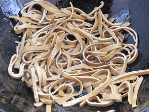 豆皮卷炒韭菜的做法-家常味炒菜譜-易網健康養生網 豆皮卷炒韭菜的做法-家常味炒菜譜