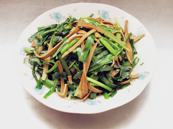 豆皮卷炒韭菜的做法-家常味炒菜譜-易網健康養生網 豆皮卷炒韭菜的做法-家常味炒菜譜