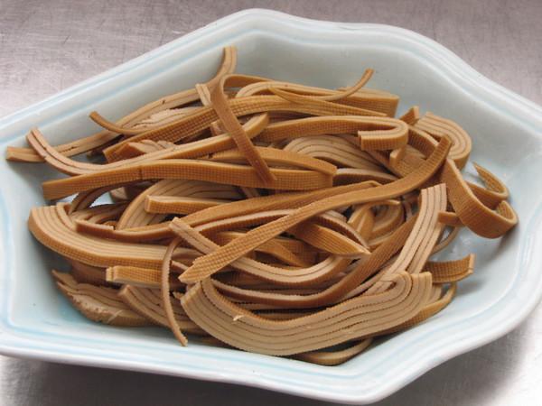 豆皮卷炒韭菜的做法-家常味炒菜譜-易網健康養生網 豆皮卷炒韭菜的做法-家常味炒菜譜