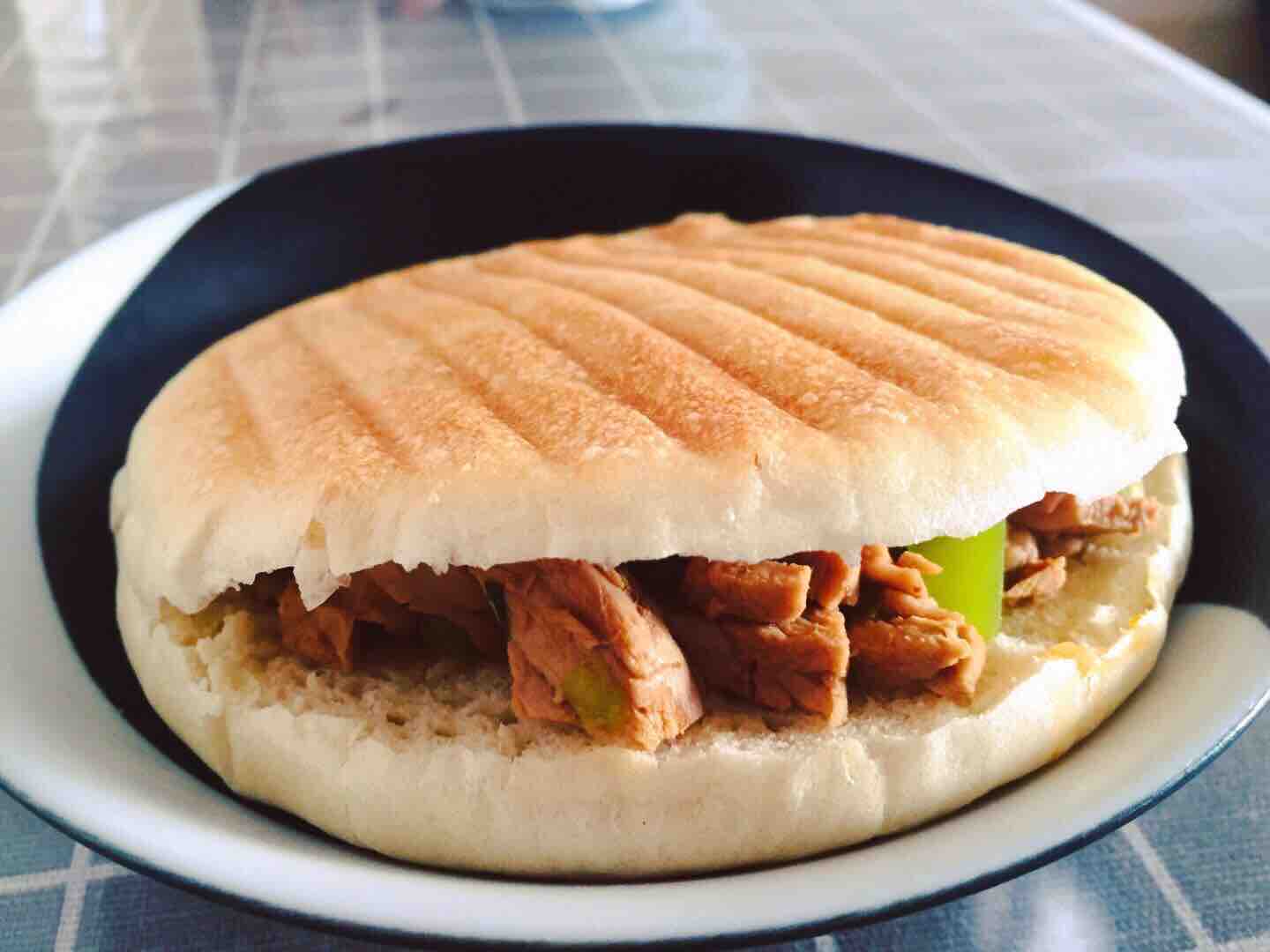 涼皮肉夾饃的做法-咸鮮味蒸菜譜-易網(wǎng)健康養(yǎng)生網(wǎng) 涼皮肉夾饃的做法-咸鮮味蒸菜譜