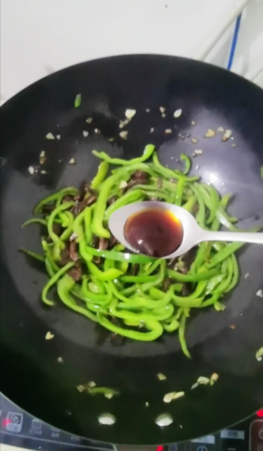 辣椒炒蘑菇的做法-咸鮮味炒菜譜