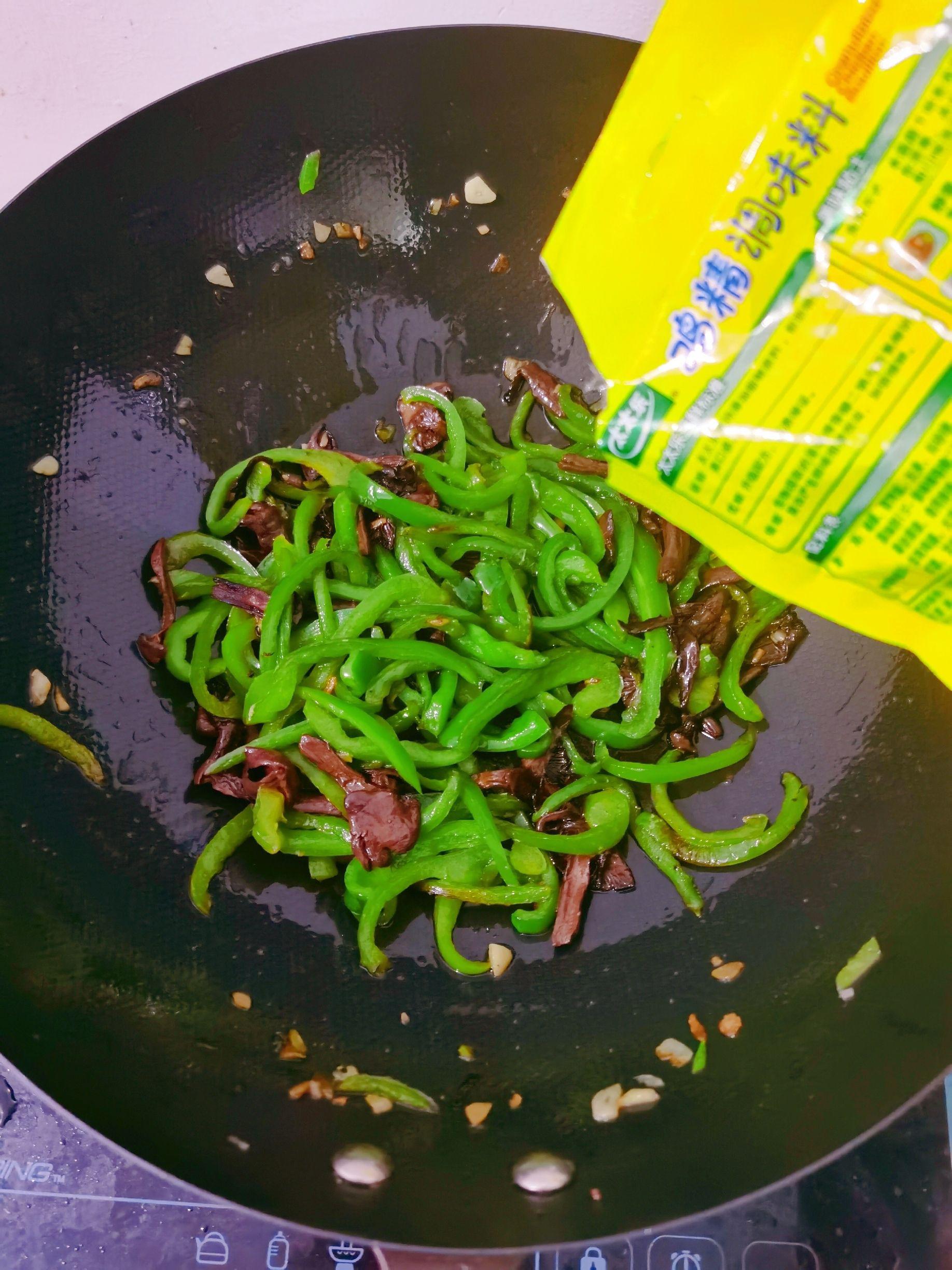 辣椒炒蘑菇的做法-咸鮮味炒菜譜