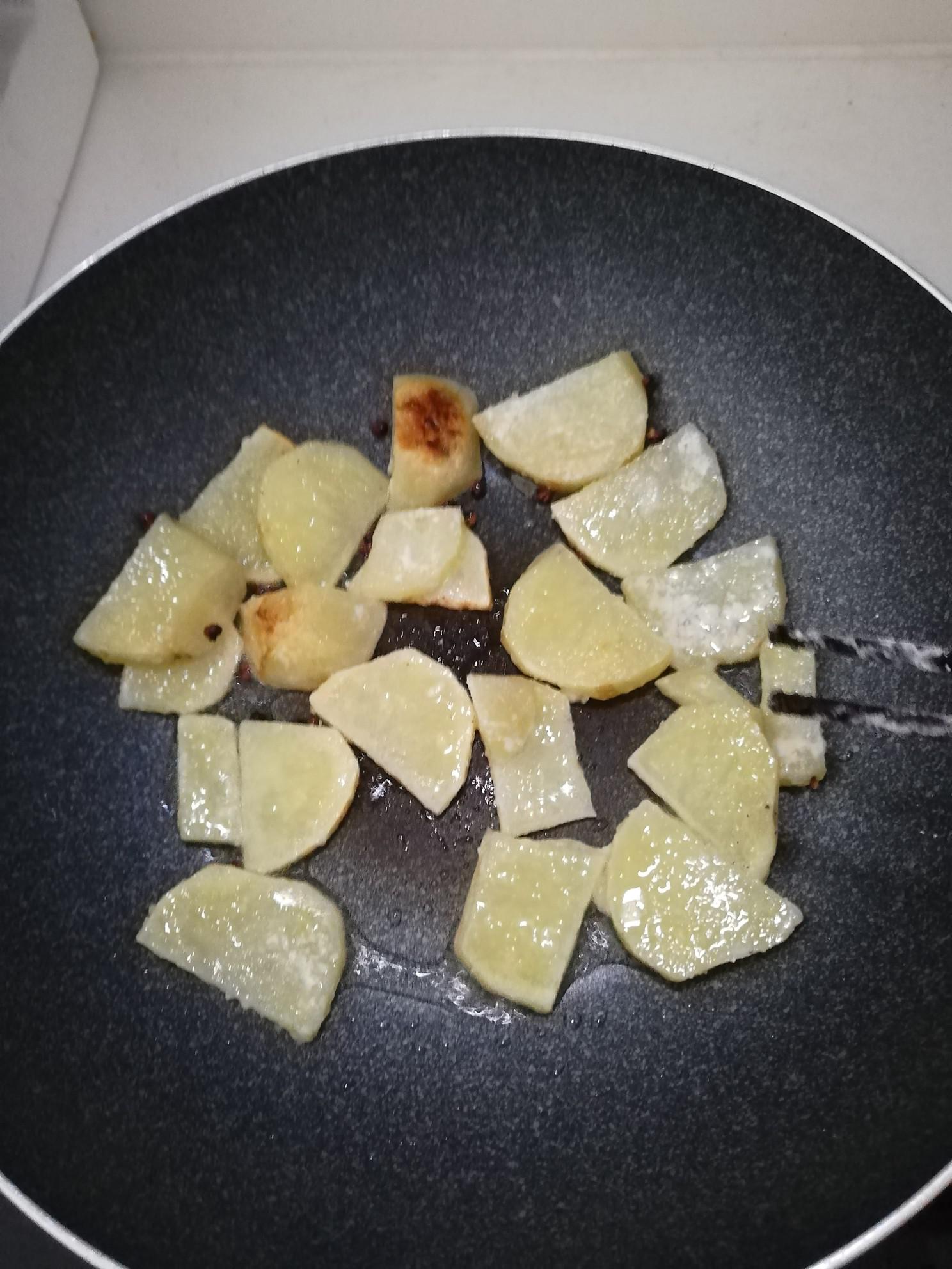 黑芝麻土豆片的做法-咸鮮味炒菜譜-易網健康養生網 黑芝麻土豆片的做法-咸鮮味炒菜譜