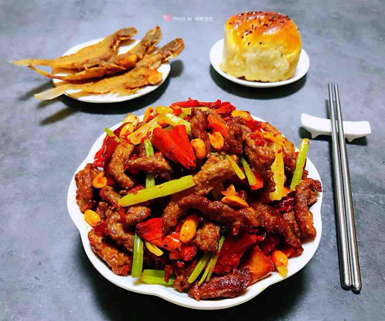 香酥牛肉炒芹菜的做法-香辣味炒菜譜