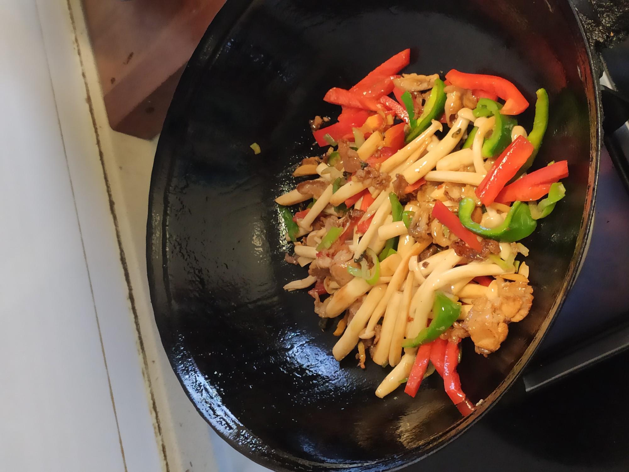 彩椒炒白玉菇的做法-咸鮮味炒菜譜-易網健康養生網 彩椒炒白玉菇的做法-咸鮮味炒菜譜