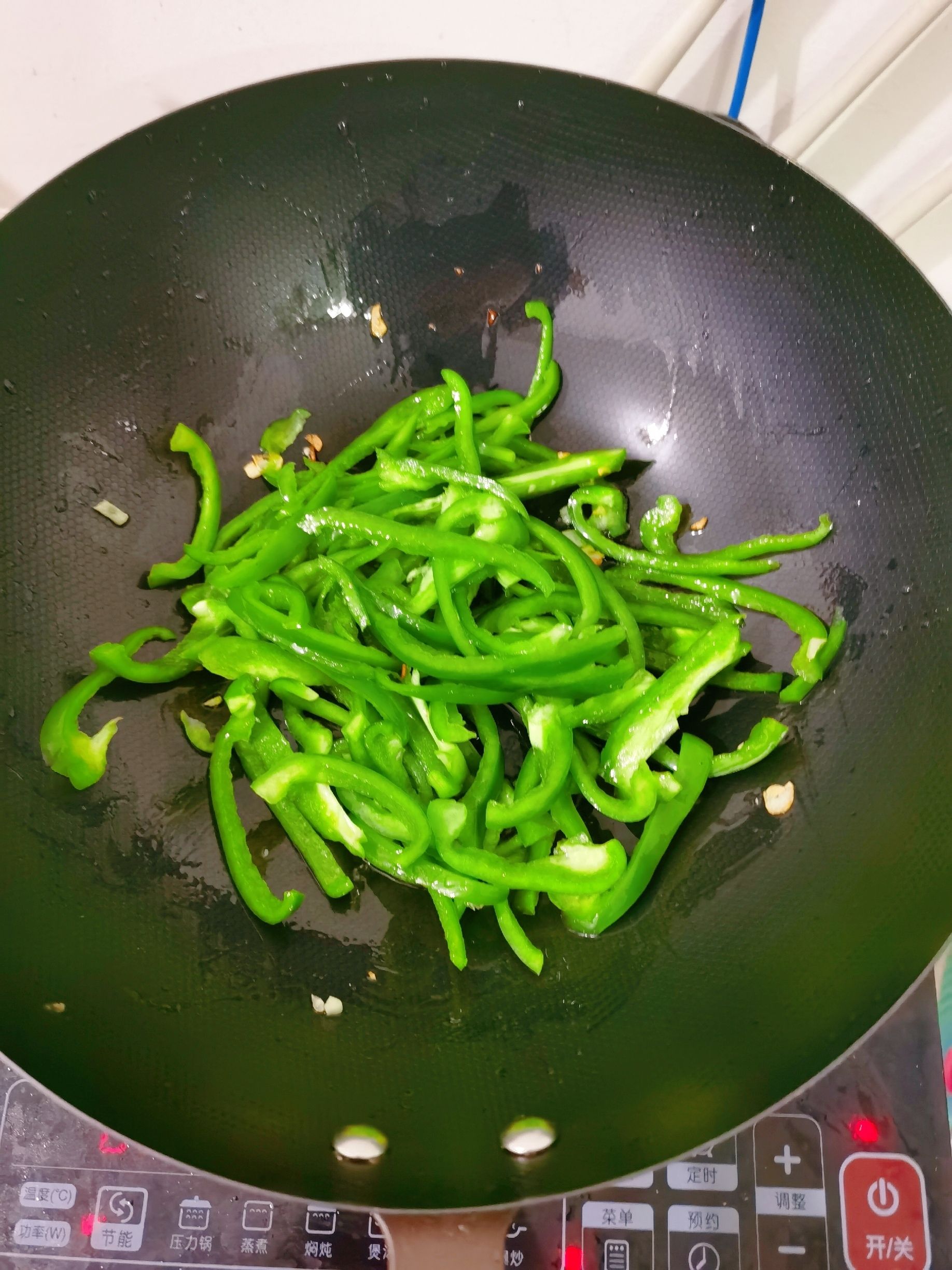 辣椒炒蘑菇的做法-咸鮮味炒菜譜