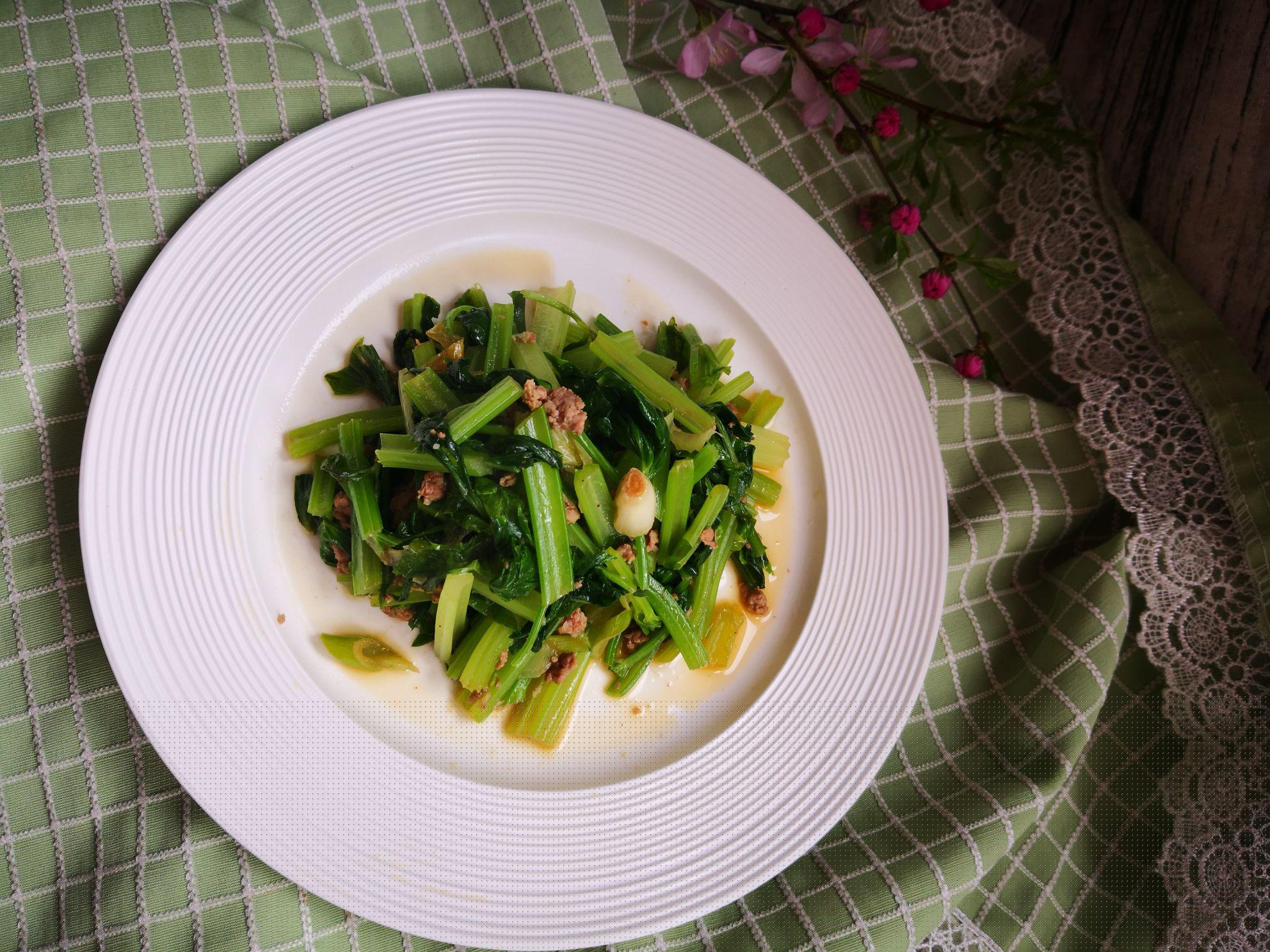 肉餡炒芹菜的做法-家常味炒菜譜-易網健康養生網 肉餡炒芹菜的做法-家常味炒菜譜