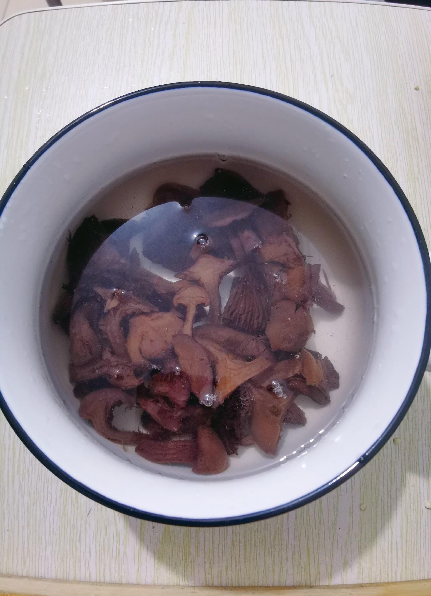 辣椒炒蘑菇的做法-咸鮮味炒菜譜