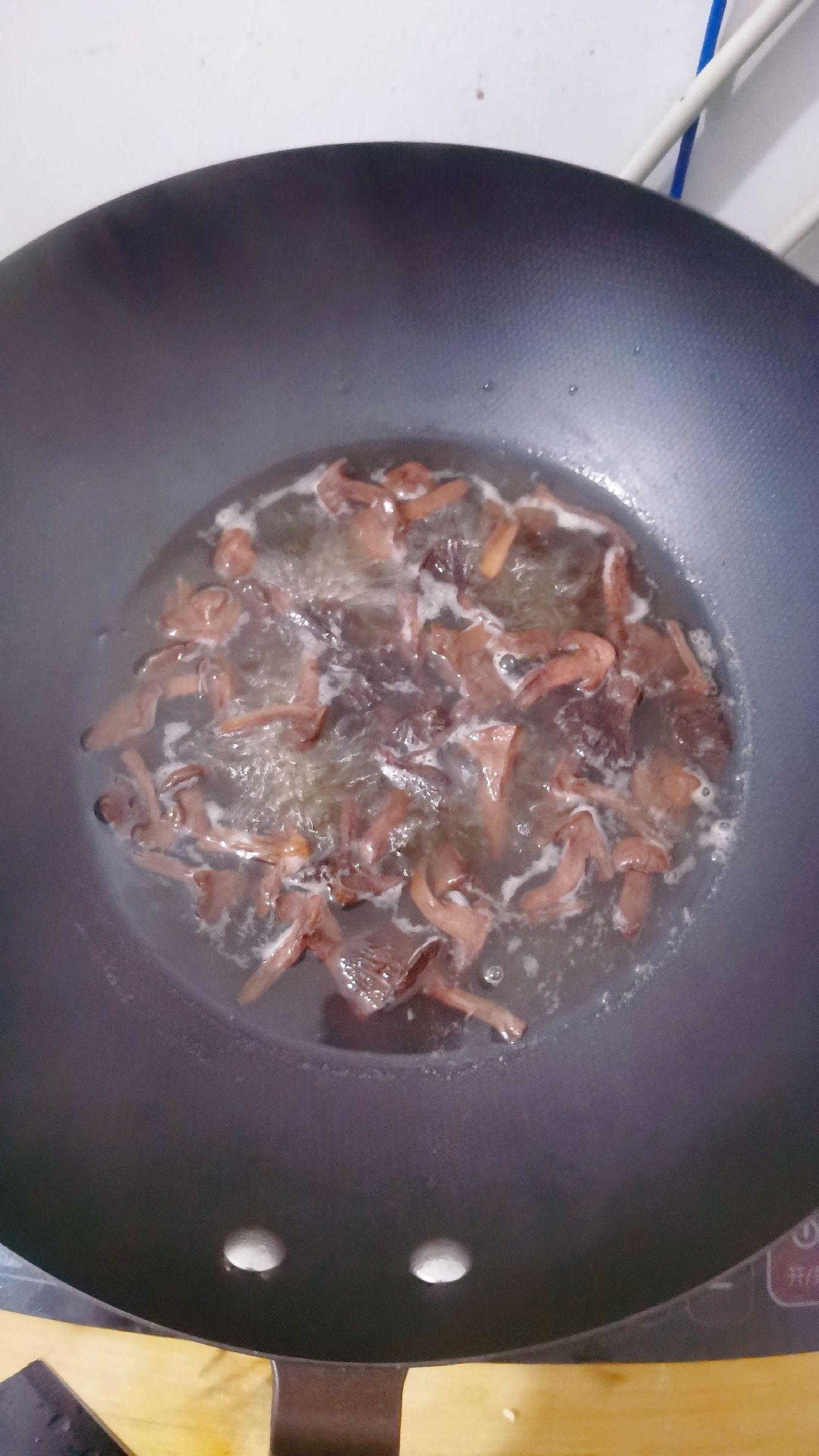 辣椒炒蘑菇的做法-咸鮮味炒菜譜