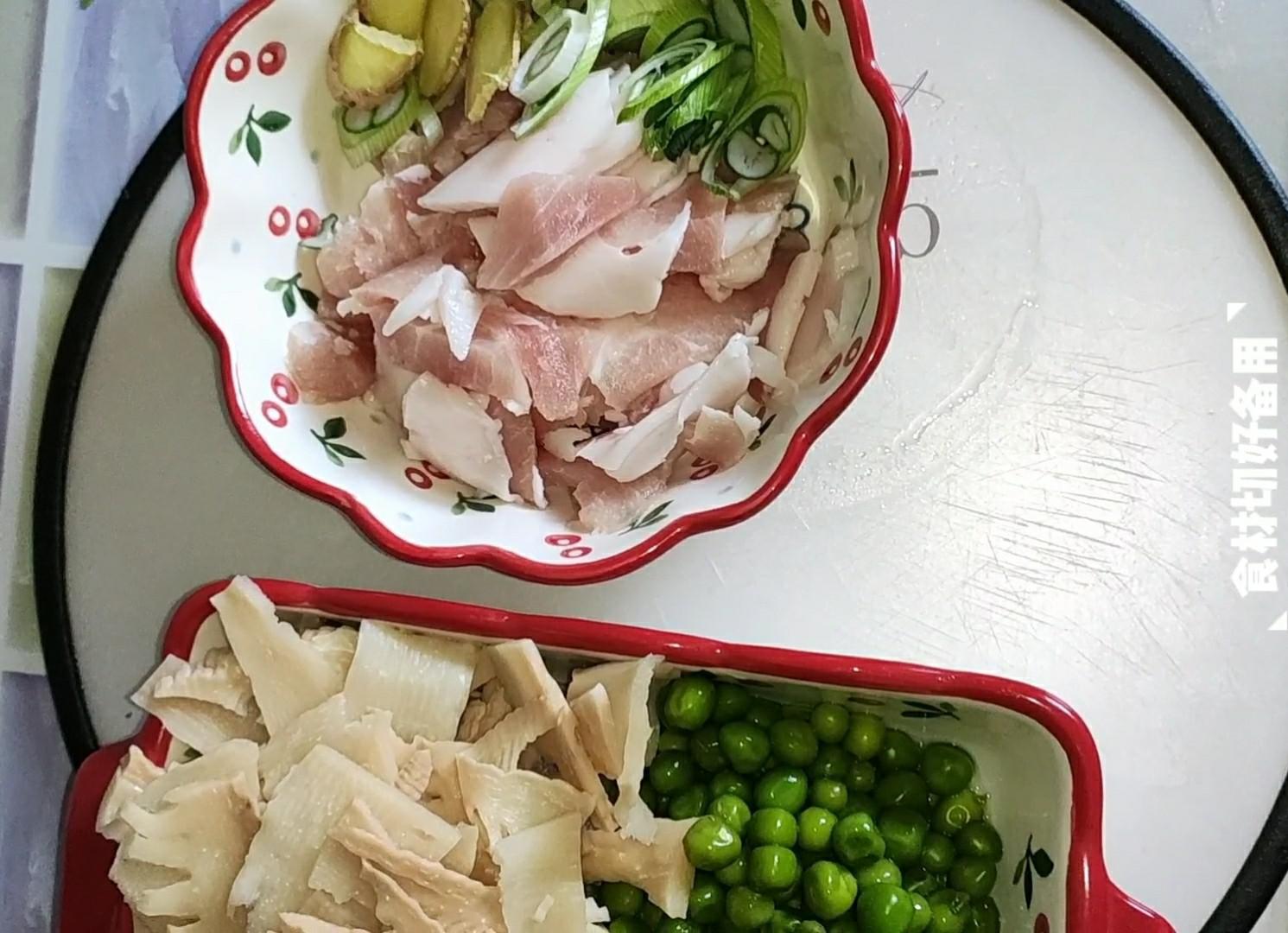 青豆筍片炒肉的做法-咸鮮味炒菜譜-易網<a href=http://www.xllyou.com/ target=_blank class=infotextkey>健康養生</a>網 青豆筍片炒肉的做法-咸鮮味炒菜譜