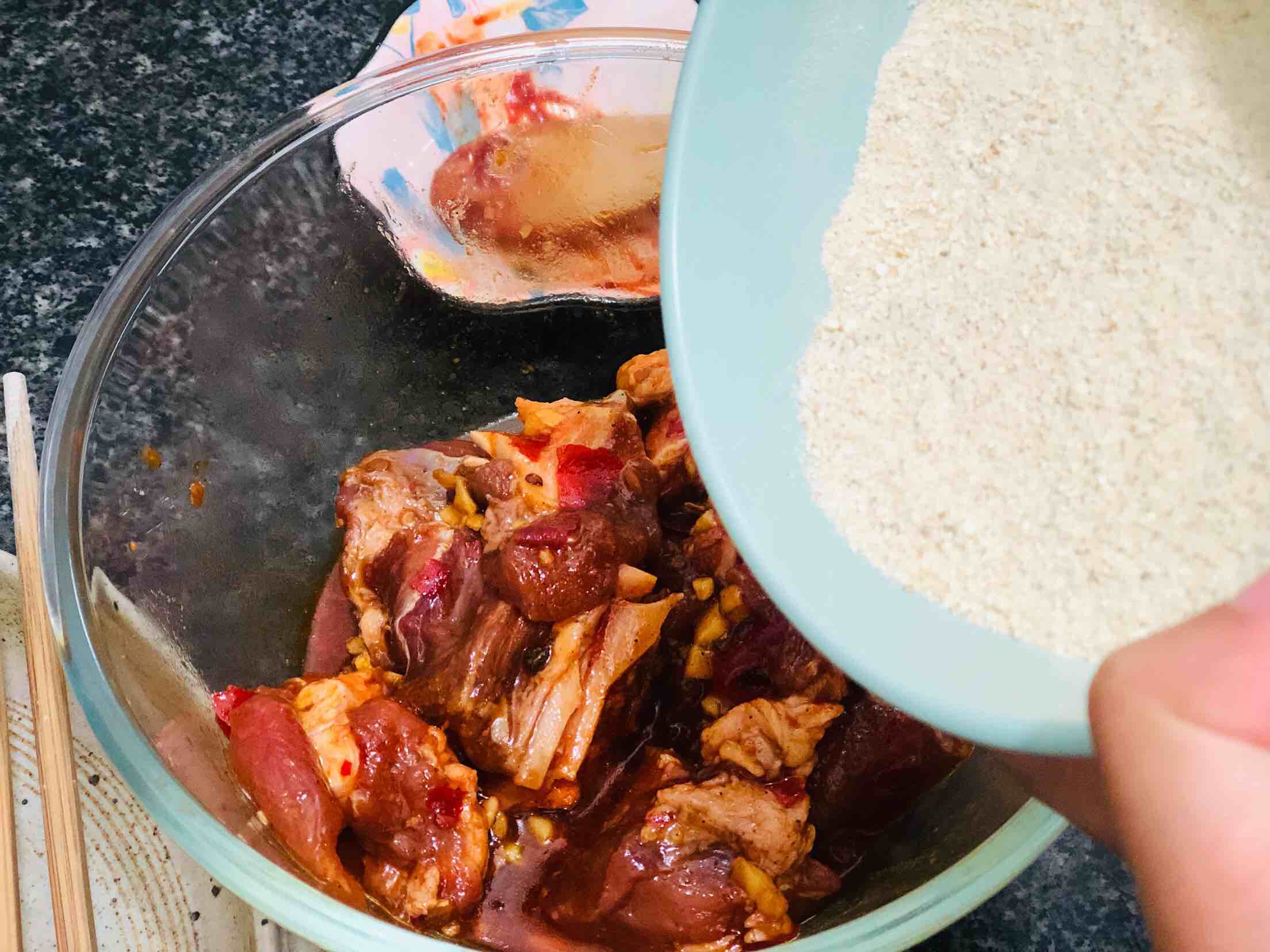 粉蒸排骨的做法-香辣味蒸菜譜-易網健康養生網 粉蒸排骨的做法-香辣味蒸菜譜