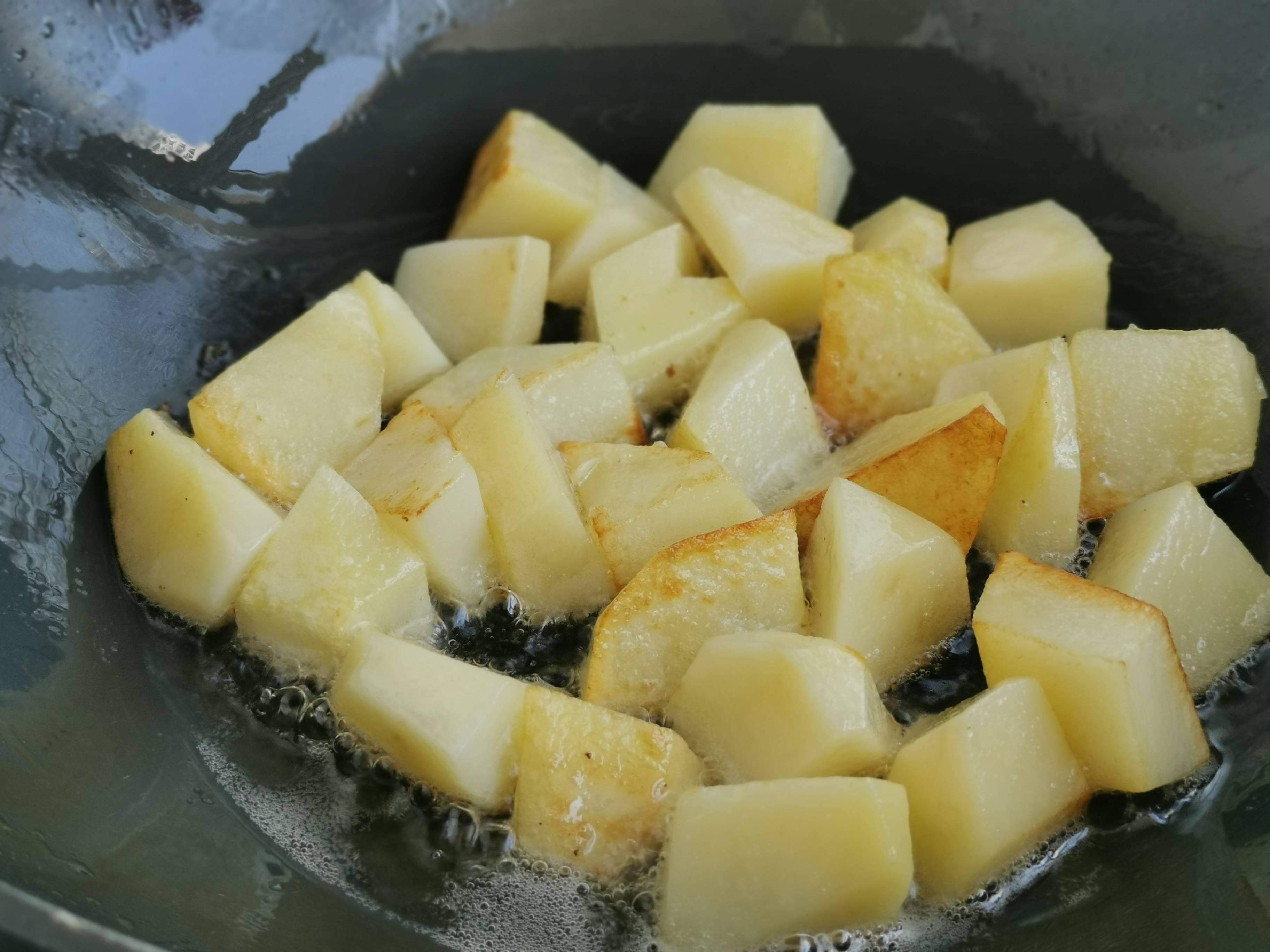 月牙骨燉土豆的做法-家常味燉菜譜