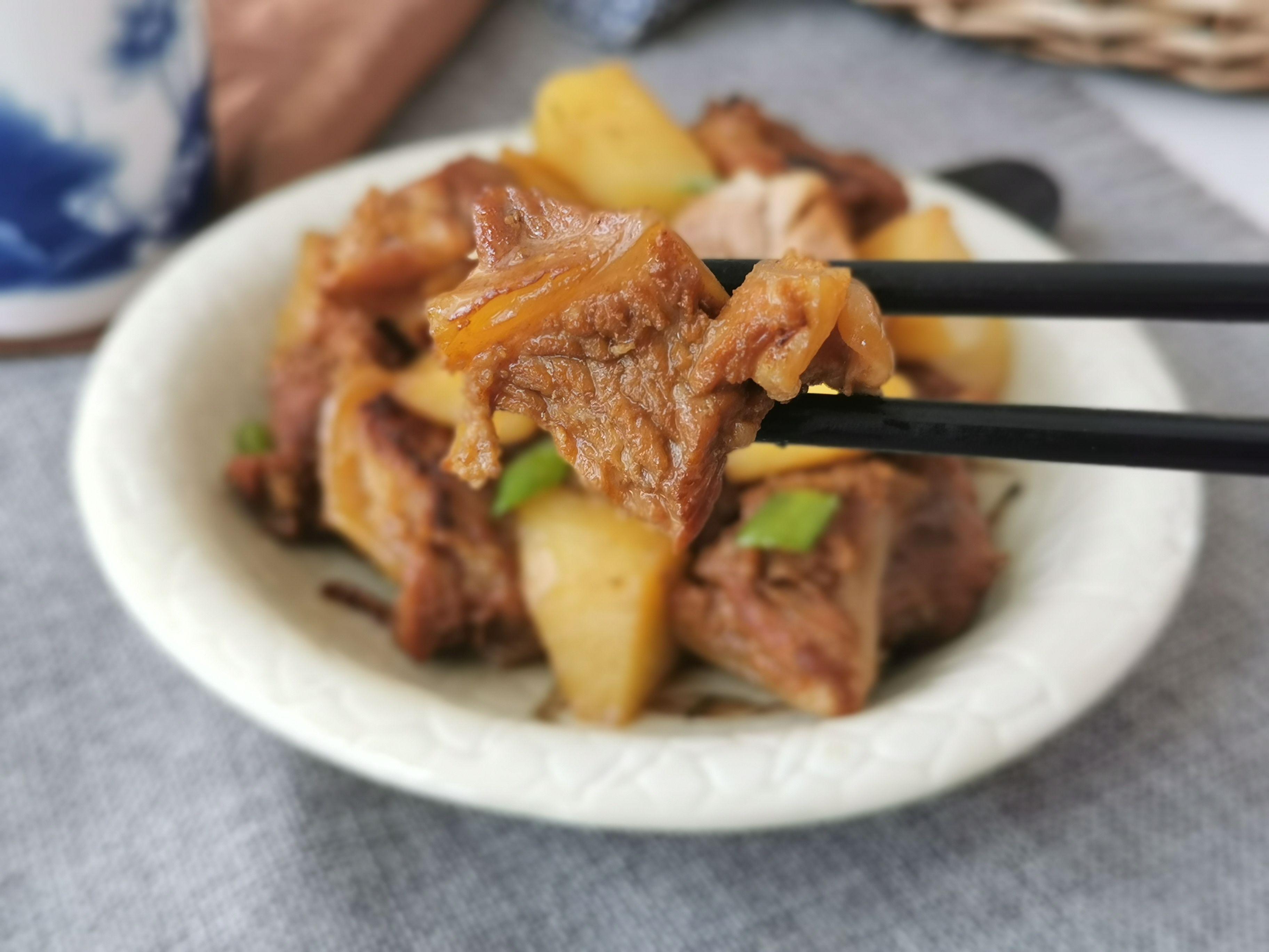 月牙骨燉土豆的做法-家常味燉菜譜