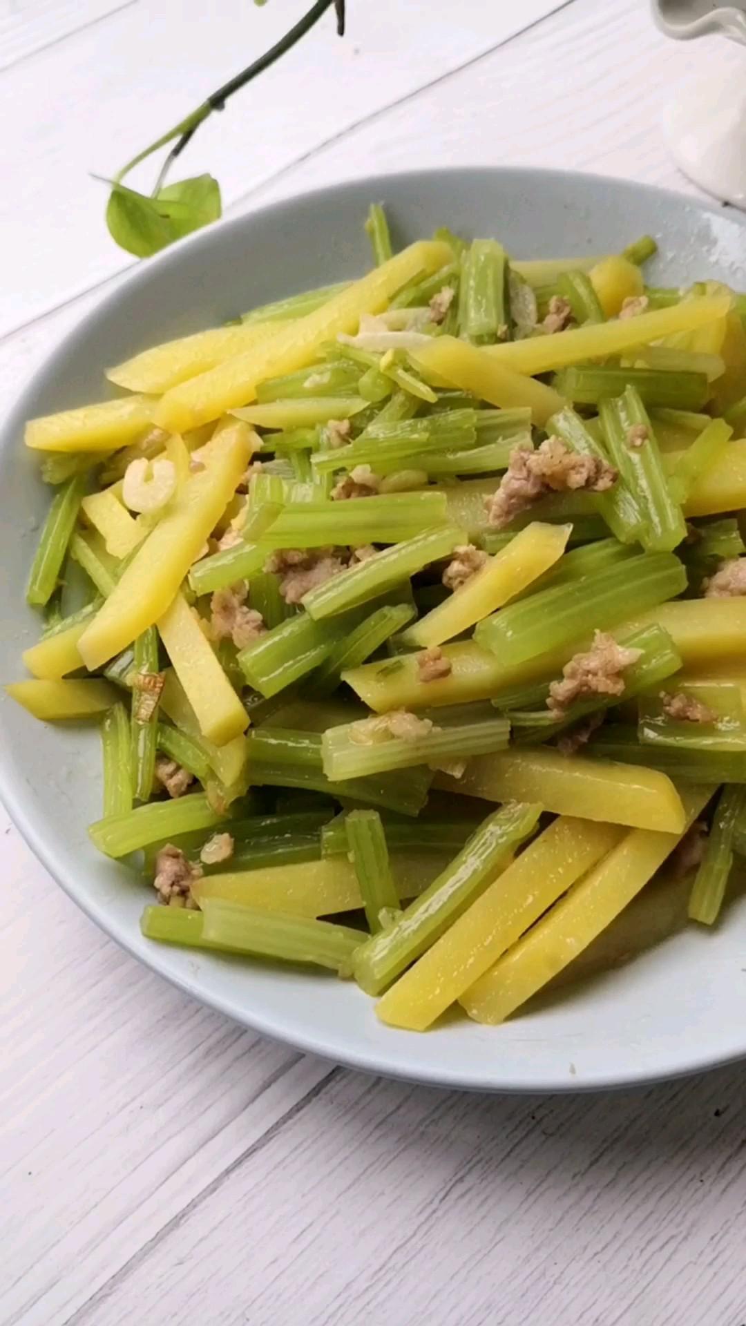 芹菜土豆的做法-家常味炒菜譜-易網健康養生網 芹菜土豆的做法-家常味炒菜譜