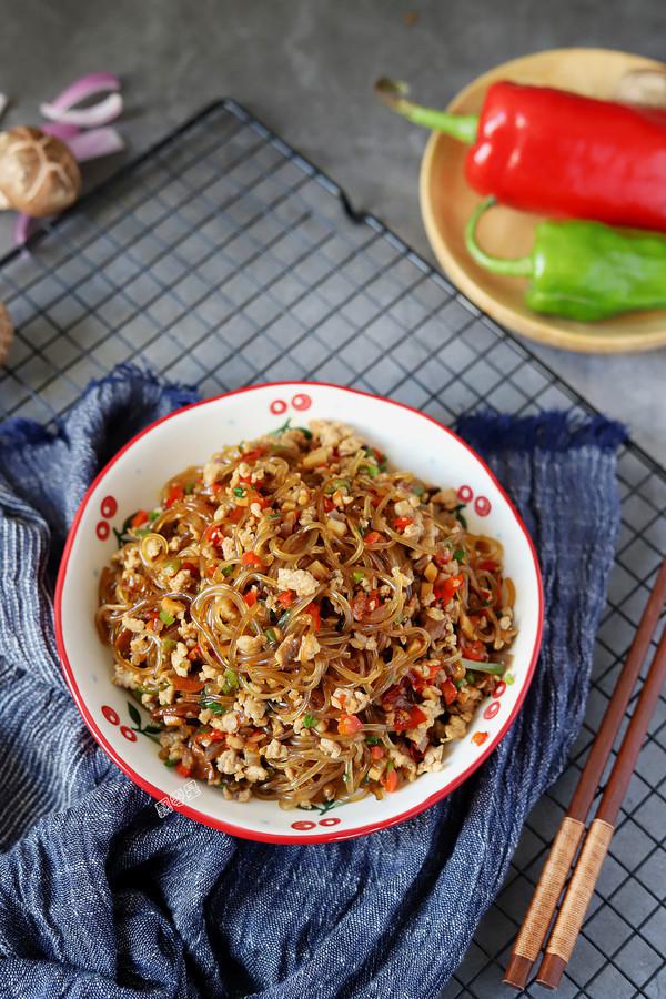 香菇肉末粉絲的做法-家常味炒菜譜-易網健康養生網 香菇肉末粉絲的做法-家常味炒菜譜